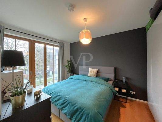 geräumiges Schlafzimmer mit Platz für großen Schrank