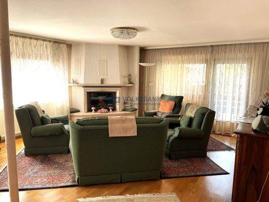 Wohnzimmer mit Kamin