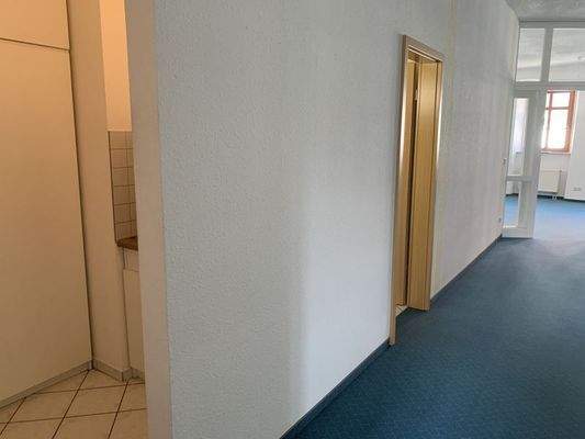 Flurbereich mit Blick Teeküche und WC