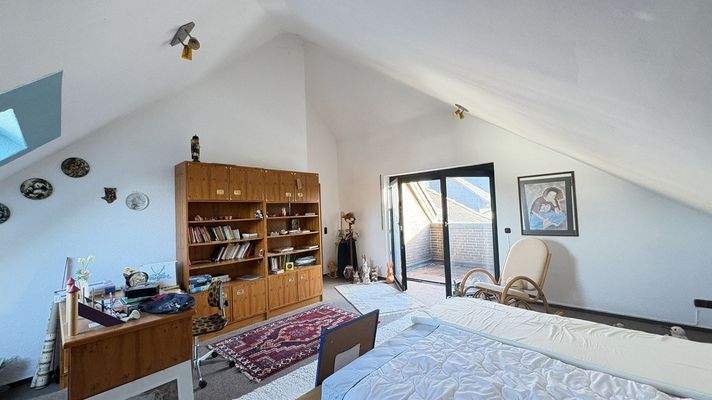 Schlafzimmer DG mit Zugang zum Balkon