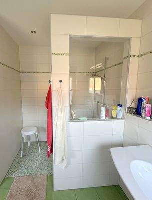 ...und bodentiefer Dusche