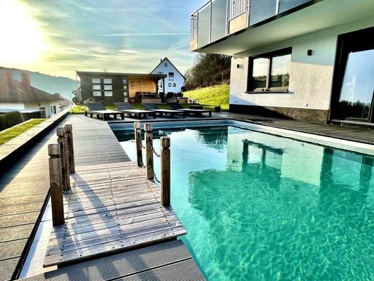 Abendstimmung am Pool