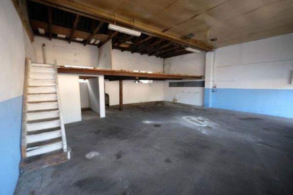 Halle I mit kleinem Büro+Empor