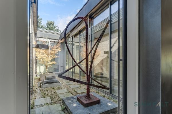 Wunderschöner Patio mit Skulptur und Wasserspiel