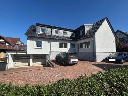 Blick auf das Haus , Garagen und Stellplätze