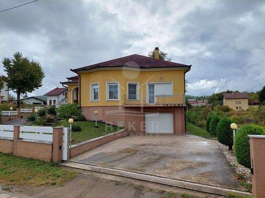 Garage mit großer Einfahrt