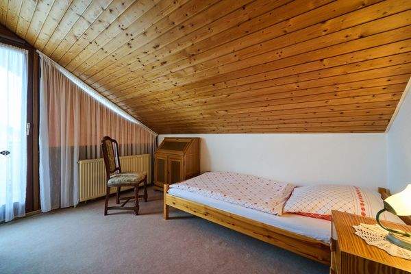 Kinderzimmer mit Zugang zur Loggia