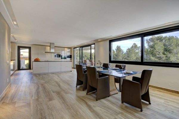 Zweiter offener Essbereich mit Küche