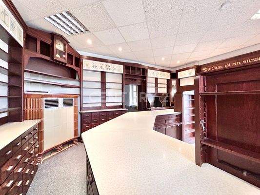 Theke mit denkmalgeschützter Ausstattung