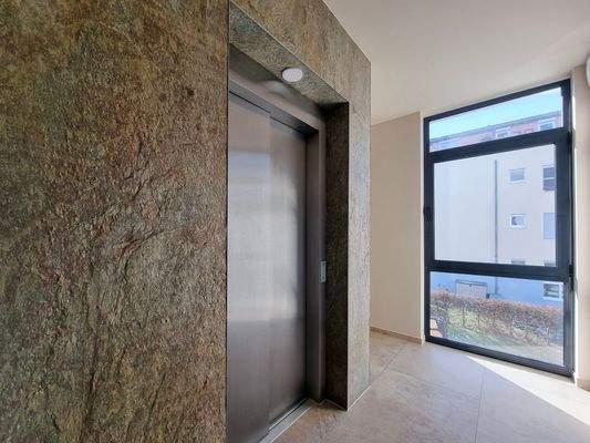 Treppenhaus mit Aufzug