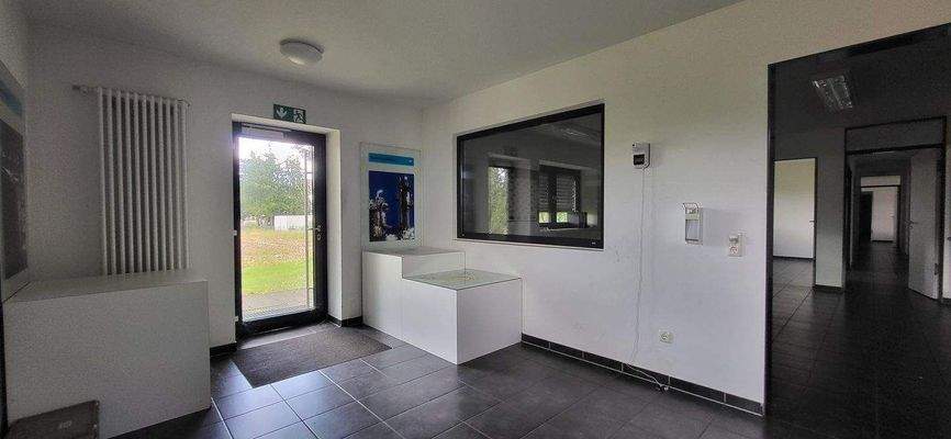 HAUPTEINGANG FÜR MITARBEITER UND KUNDEN