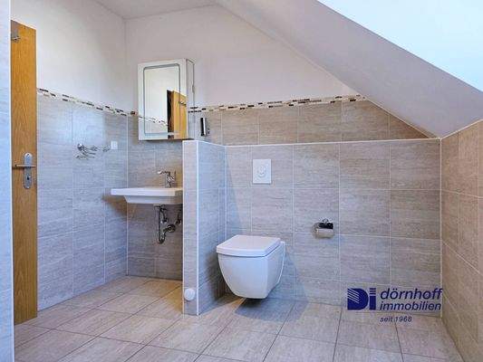 Badezimmer mit Dusche DG