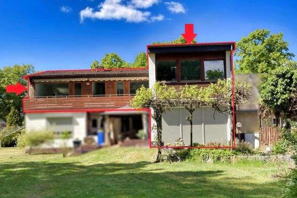 vom Garten hinüber zur Rückseite des Hauses