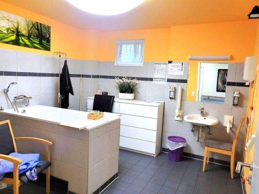 Bade- und Behandlungsraum