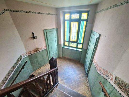 Treppenhaus mit Wand- und Deckenbemalung