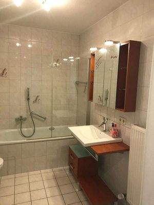 Modernes Bad mit zeitlosen Badmöbeln