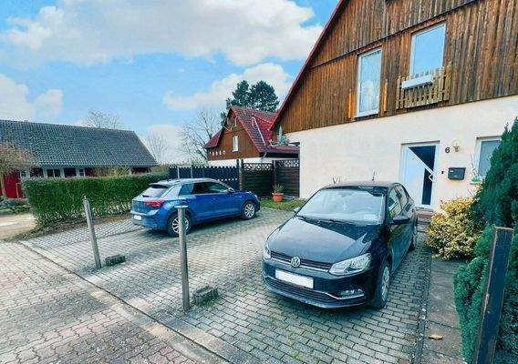 Stellplätze vor dem Haus