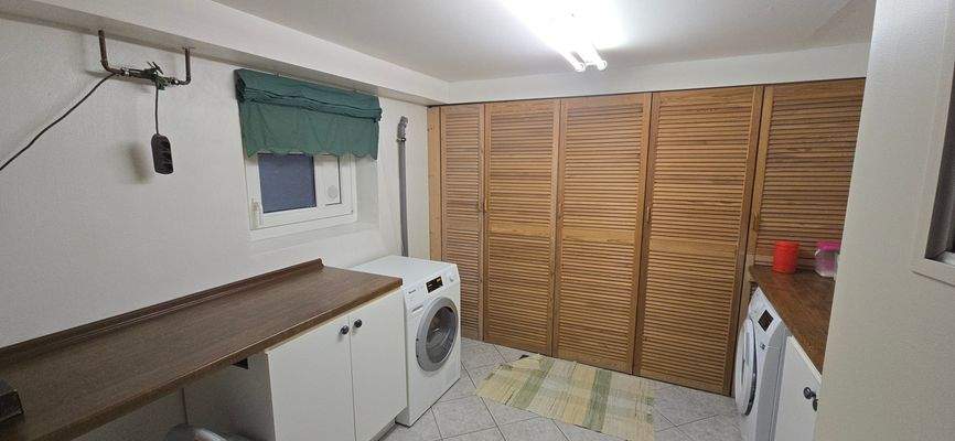 ordentliche Waschküche mit viel Platz