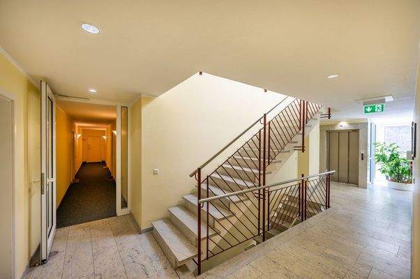 Treppenhaus mit Aufzug