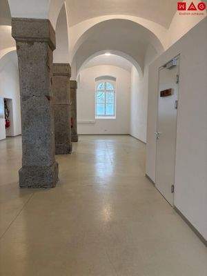 Gewerbefläche mit Gewölbe und Granitsäulen