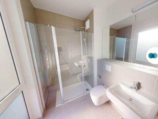 Ansicht: Badezimmer mit Dusche