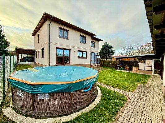 Garten mit Pool und Haus