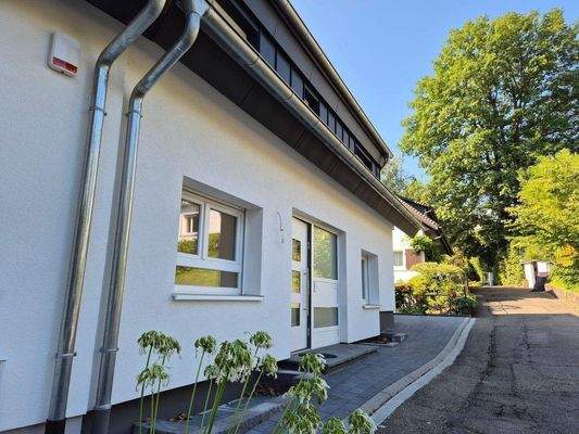 Strassenseitig ebenerdig