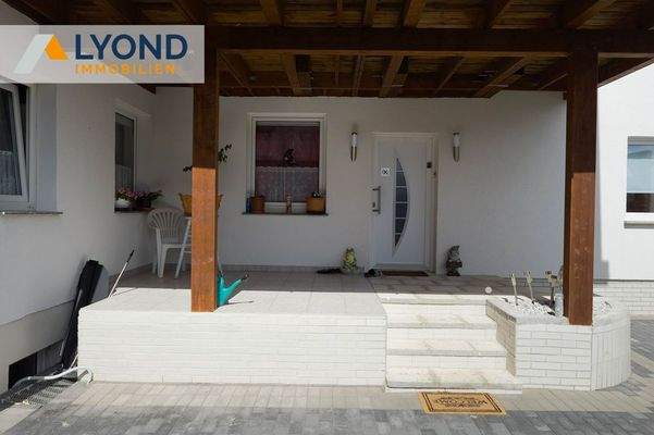 überdachter Eingangsbereich