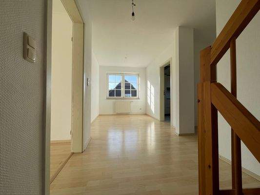 Essbereich mit Zugang zu den anderen Räumen und nach oben. 