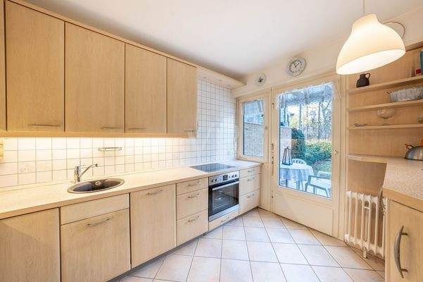 Küche mit Gartenausgang