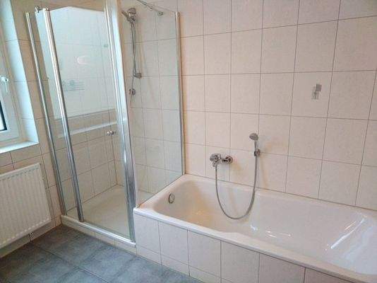 ...Dusche und Badewanne