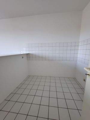 Leere Küche mit Fliesenspiegel