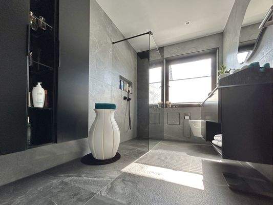 Modernes Tageslichtbad im hinteren Wohnhaus