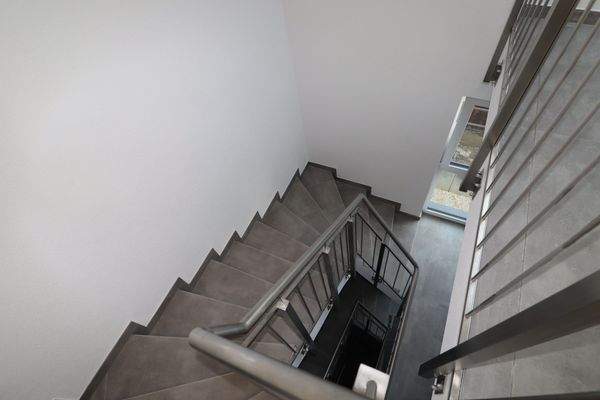 Modernes, helles Treppenhaus