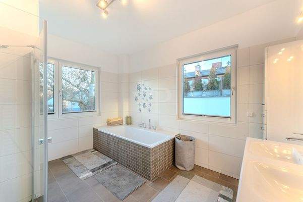 Masterbad mit Badewanne und bodengleicher Dusche