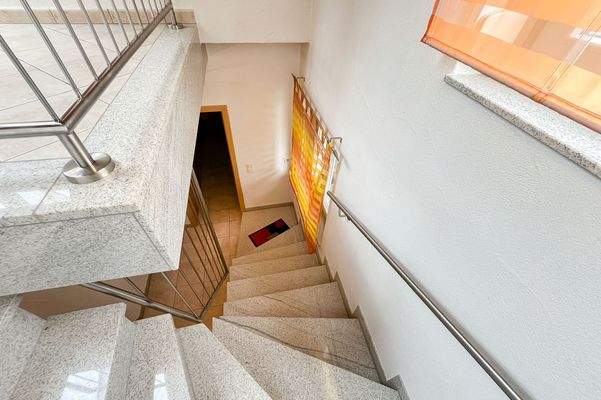 moderner-Treppenaufgang-/DG-Anbau