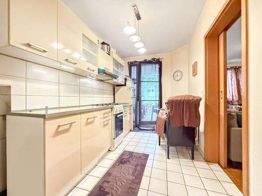 Küche mit Terrassenzugang