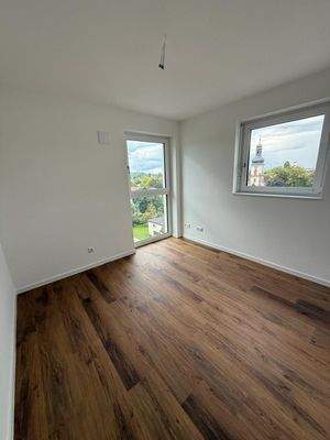 Helles Zimmer mit Holzboden