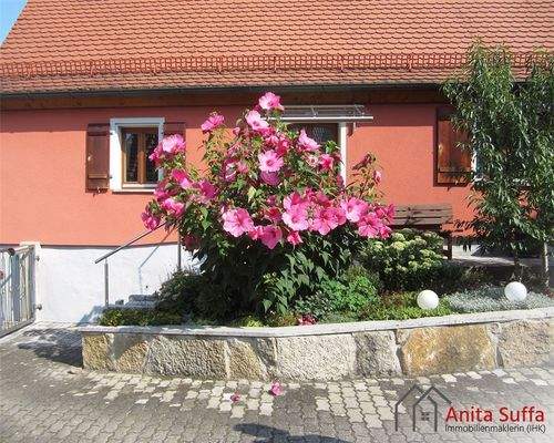 Blumenbeet vor dem Haus