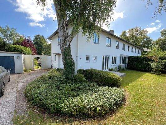 Straßenansicht im Sommer