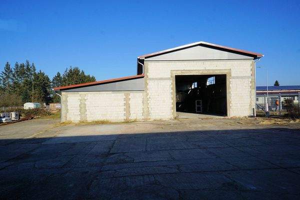 Haupteingang Halle (4).jpg