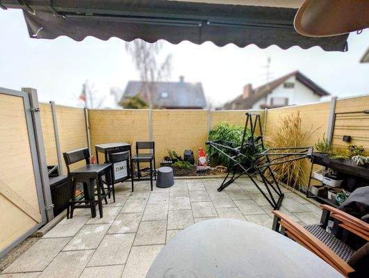 Eigene, großzügige Terrasse mit Markise (EG)