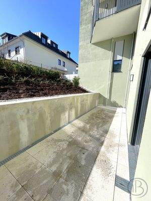 Terrasse mit Zugang von Schlafzimmer und Wohnzimmer