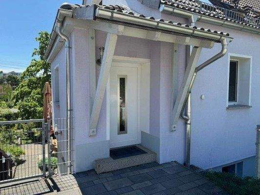 Überdachter Eingangsbereich-Windfang als Flur