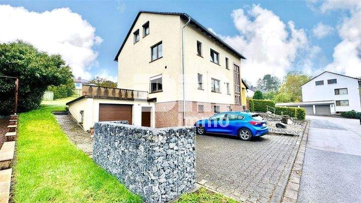 Seitenansicht Stellplätze / Garage