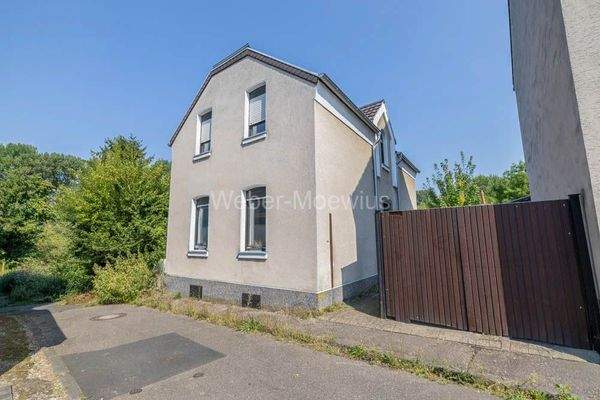 3433 Straßenansicht mit Hoftor