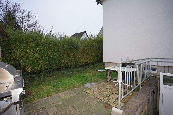 rückseitiger, kleiner Garten