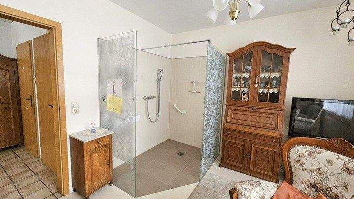 Gastzimmer mit Dusche und Waschbecken