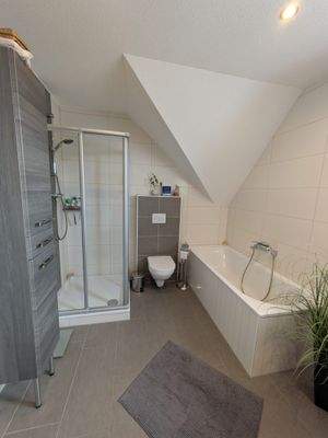 Badezimmer mit Dusche u. Badewanne.jpeg