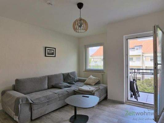 Wohnzimmercouch und Balkonausgang